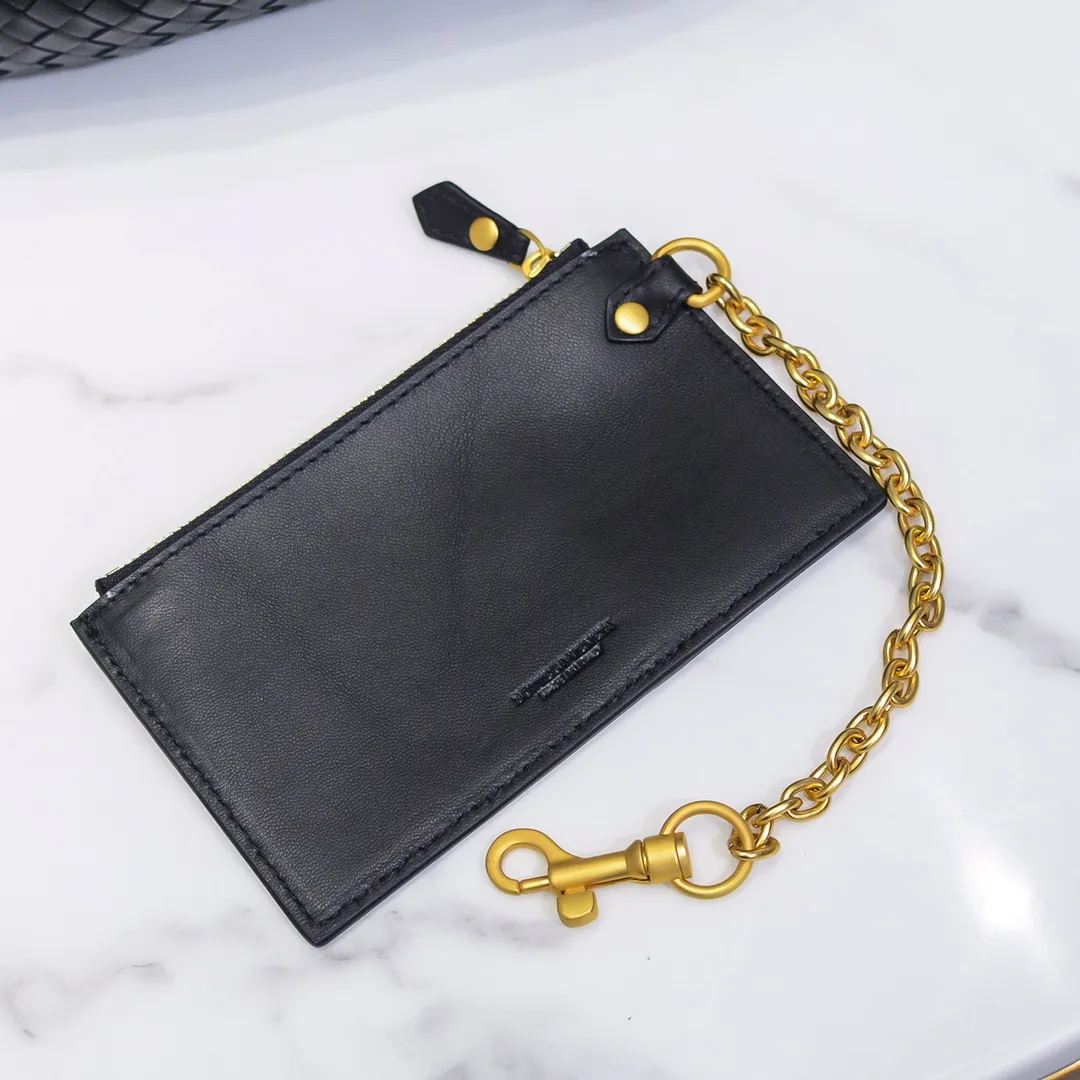 Real shot🔥🔥The counterattack of the popular Bottega Veneta started with this series of cloud bags, which went viral in the fashion circle and started a craze! Out of stock, out of stock, out of stock... One piece is hard to find, super hard to buy, regardless of age, season, or occasion. Very classy. Really, if you carry this on the road, it will turn heads! This is also the reason why this series is so expensive. Large size: 38*20*8.5cm [Big Cloud Weaving]